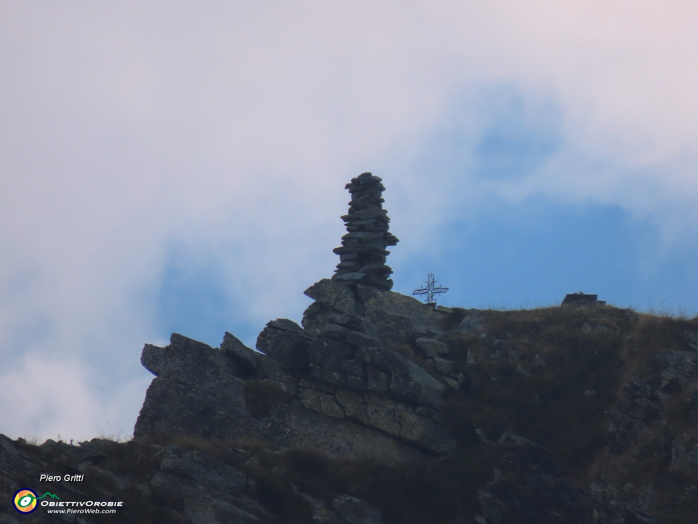 37 Maxi zoom sull'omone e la crocetta di vetta del Valletto (2371 m).JPG